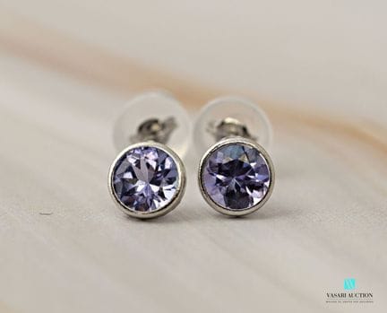 Paire de deux boutons d'oreilles en platine ornée 