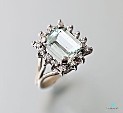 Bague en or gris 750 millièmes sertie d'une aigue-