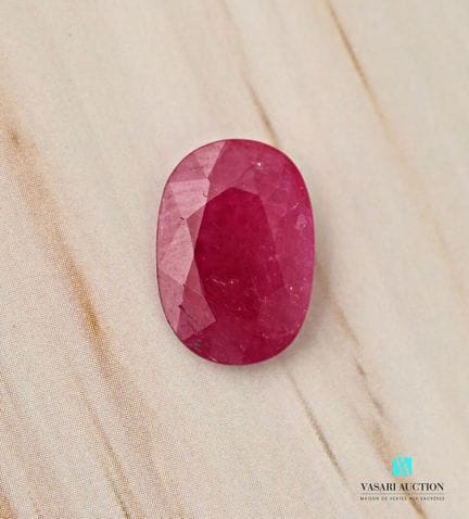 Rubis de taille ovale calibrant 3,36 carats.