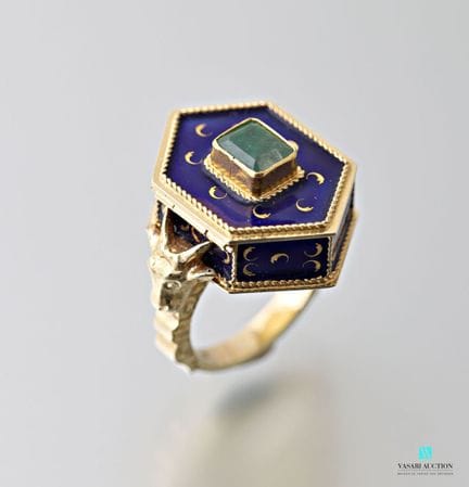 Bague à poison en or jaune 750 millièmes, motif he