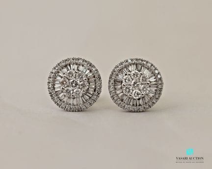 Paire de boucles d'oreilles de forme ronde en or b