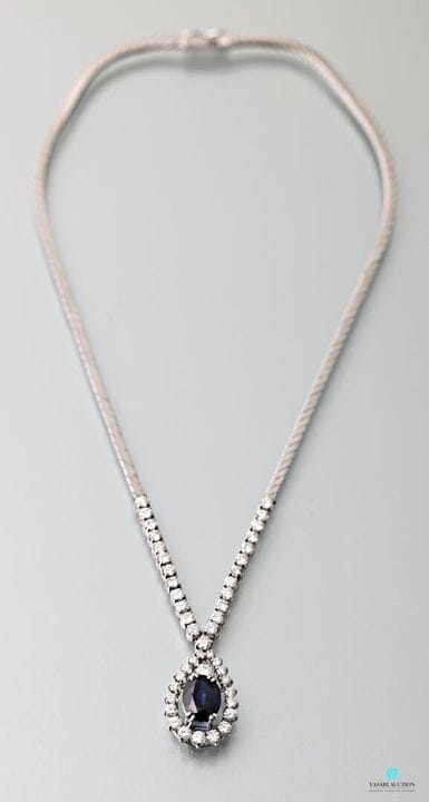 Collier en or gris 750 millièmes, le tour de cou e