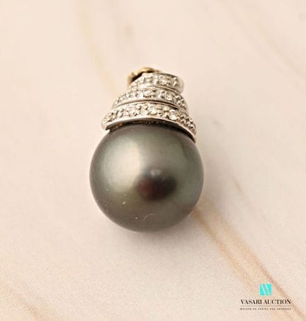 Pendentif en or gris 750 millièmes serti de petits