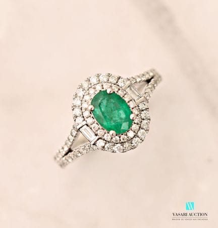 Bague en platine sertie d'une émeraude de taille o