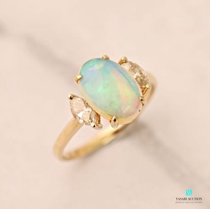 Bague en or jaune 750 millièmes centrée d'une opal