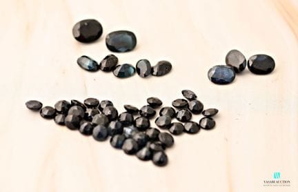 Lot de saphirs taillés : 
39 ronds et 10 ovales, p