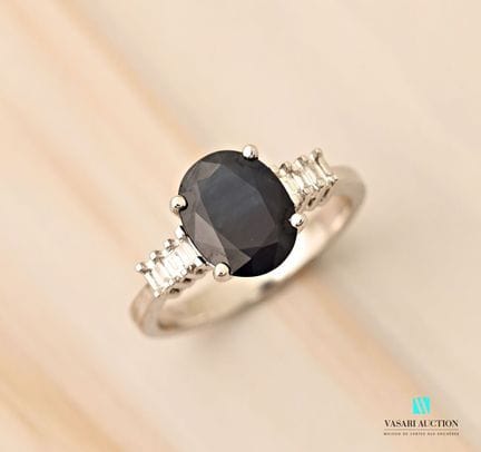Bague en or blanc 750 millièmes sertie d'un saphir