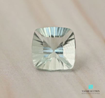 Fluorita con talla de cojín de 2,70 quilates 
Dime