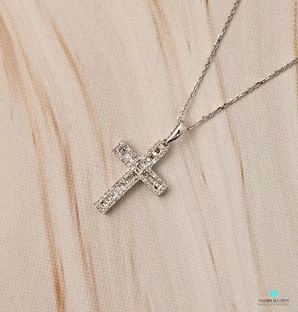 Chaine et son pendentif croix en or blanc serti de