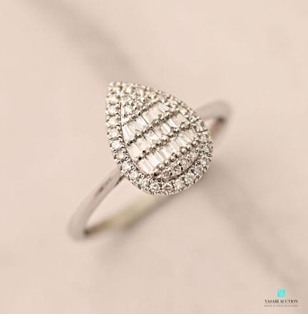 Bague poire en or blanc 750 millièmes ornée de dia