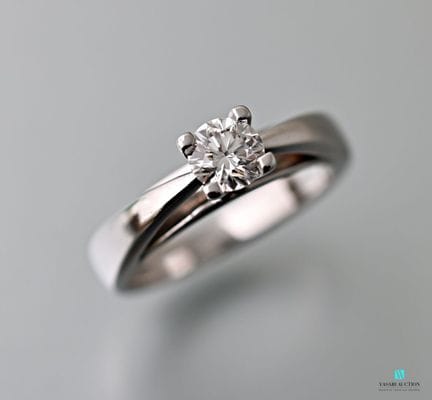 Bague en or gris 750 millièmes sertie d'un diamant