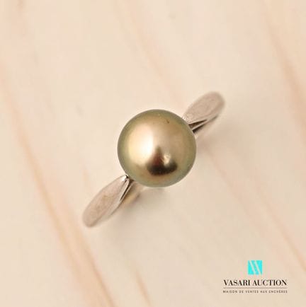 Bague en or gris 750 millièmes sertie d'une perle 