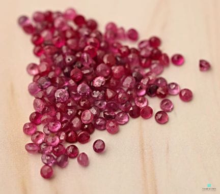 Lot de petits rubis taillés pour un poids total de