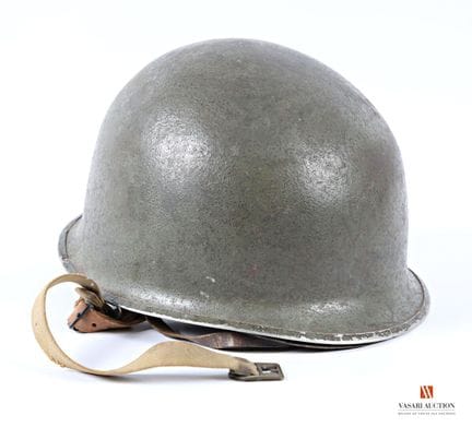 Casco statunitense M1, calotta in acciaio con la v