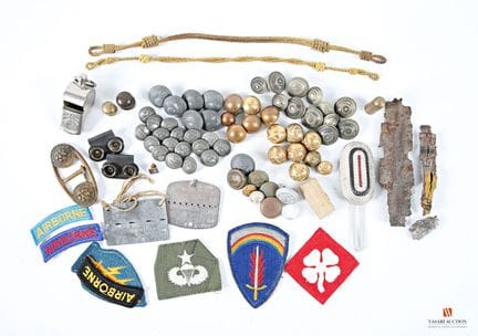 Collezione di circa cinquanta bottoni militari, un