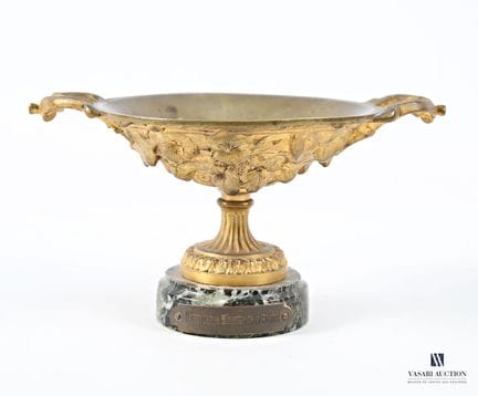 Copa sobre pedestal de bronce dorado, decorada en 