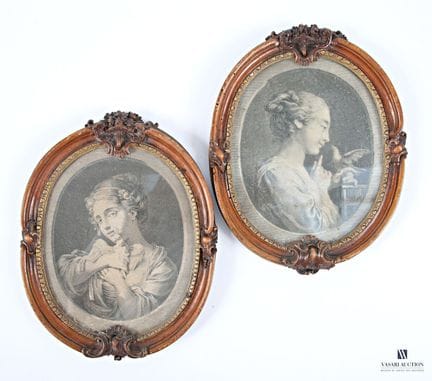 Par de marcos con ventanas ovaladas de madera natu
