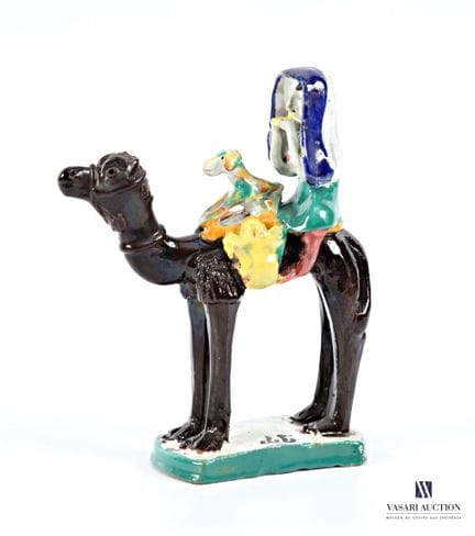 Polychrom bemalte Figur aus glasierter Terrakotta,