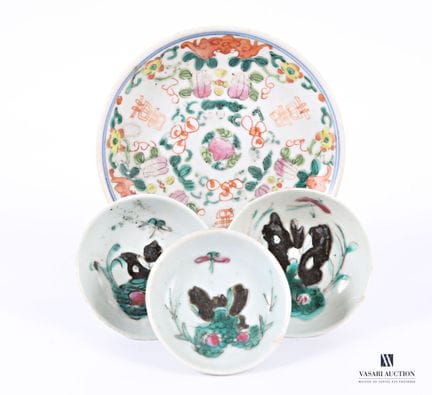 CHINE 
Lot comprenant trois coupelles en porcelain