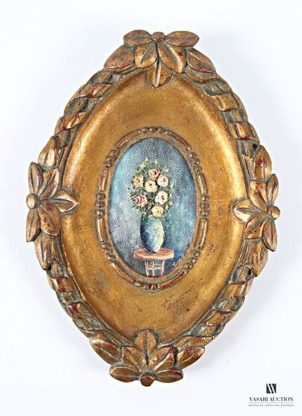 Gilded, molded wooden frame edged with an oval, op