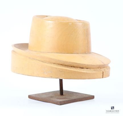 Forme en bois pour chapeau 
Sur socle à tige en mé