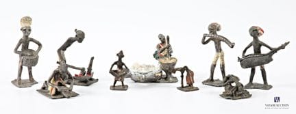AFRIQUE
Suite de neuf figurines en métal partielle