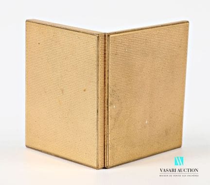 Caja rectangular de metal dorado con decoración gu