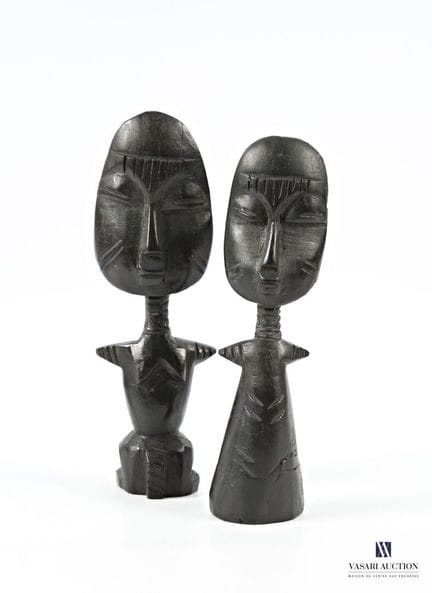 AFRIQUE
Deux stuatuettes en bois noirci figurant u