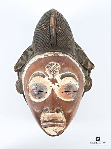 Masque de cérémonie Punu en bois sculpté et patiné