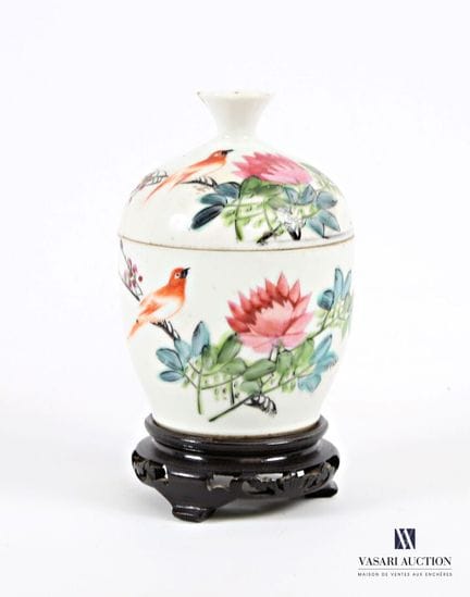 CHINE
Pot couvert en porcelaine à décor émaillé po