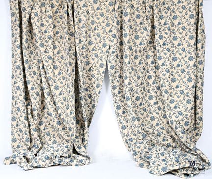 Paire de rideaux à décor de motifs fleuris en cama