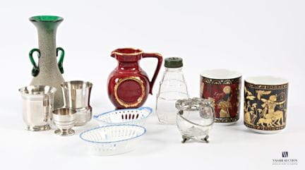 Set composto da due coppe e un portauova in metall
