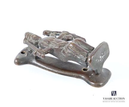 Miniatur-Türklopfer aus Bronze, der den thronenden