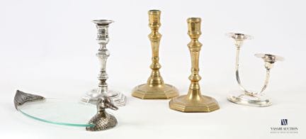 Lot de trois bougeoirs en bronze et un en métal ar