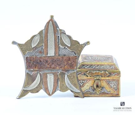 Set composto da uno scrigno di forma quadrata, con