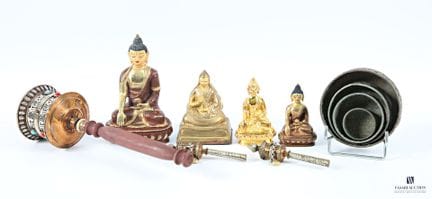 ASIE
Lot comprenant quatre sujets en bronze et div
