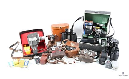 Set aus Fotoapparaten, Kameras und anderem Zubehör