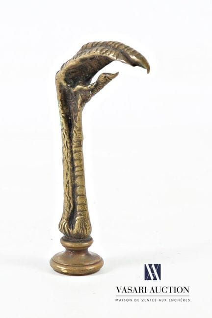 Monogrammierter Stempel aus Bronze, dessen Griff e