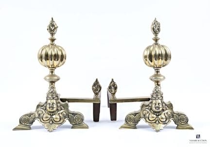 Paire de chenets en bronze à décor d'un visage de 
