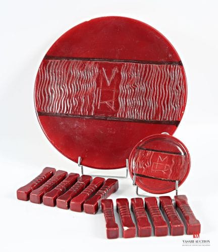 Servizio in maiolica smaltata nei toni del rosso e