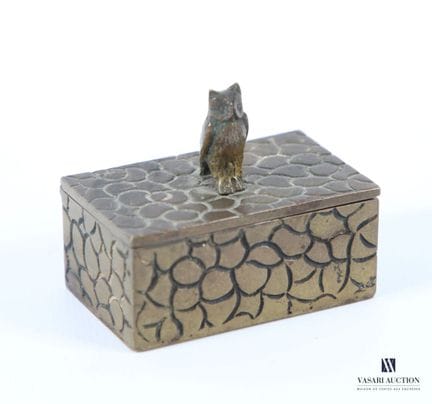 Caja rectangular de bronce con decoración de alveo