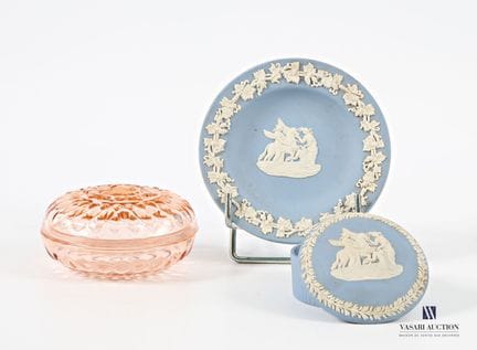 一套洗漱用品，由被称为“贾斯珀瓷”（jasperware）的蓝色素烧瓷制成，饰有带翅膀的马和三位古风