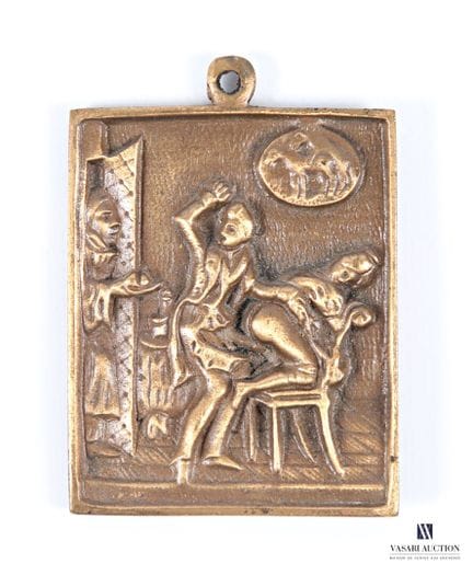 Tavola in bronzo raffigurante una scena erotica.
A
