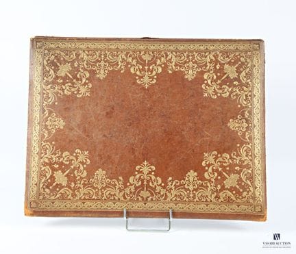 Al abrir el sobre de piel de color beige, con reli