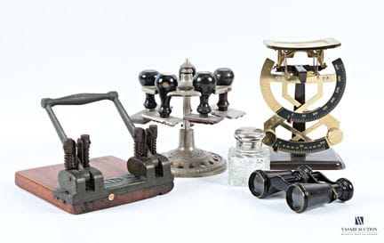 Set di accessori da scrivania comprendente una per