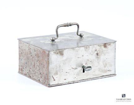 Caja rectangular de hierro, con el interior lacado