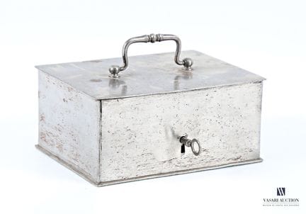 Caja rectangular de hierro; la tapa, adornada con 