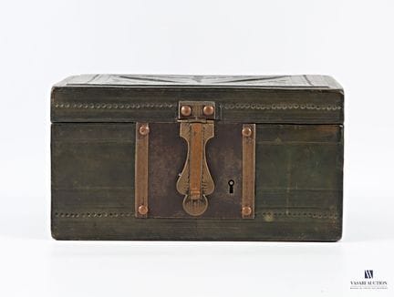 Caja de cuero verde gofrado con motivos de hojas e