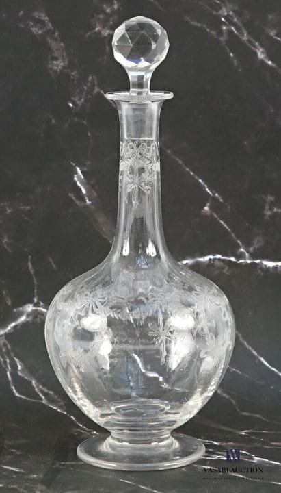 Jarra de cristal con decoración grabada de guirnal