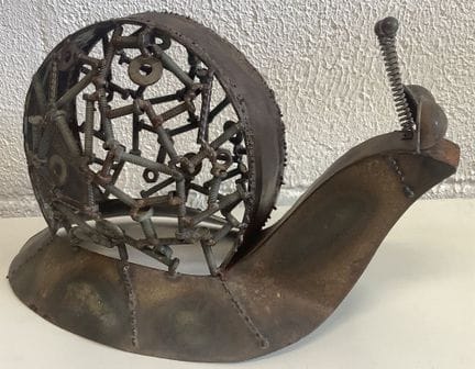 Scultura modernista raffigurante una lumaca, reali
